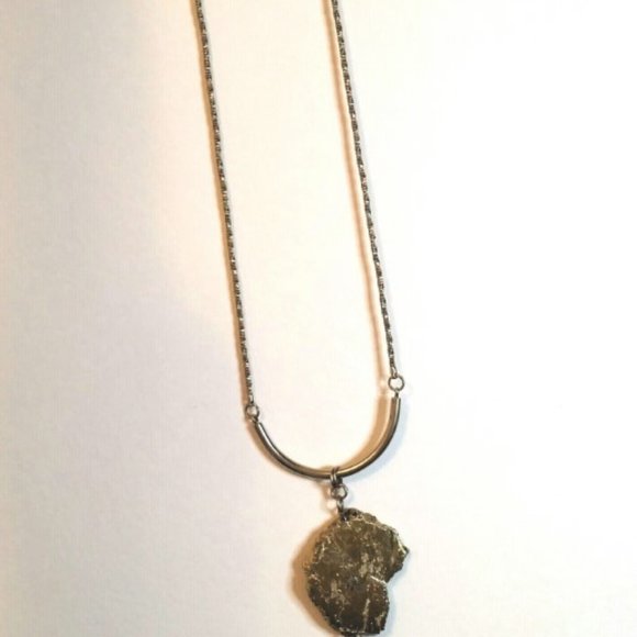 Antigue gold plated brass necklace with large stone pendant - Picture 3 of 3